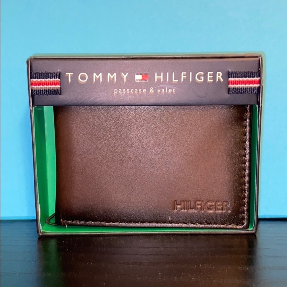 Brand New Tommy Hilfiger passcase & valet wallet